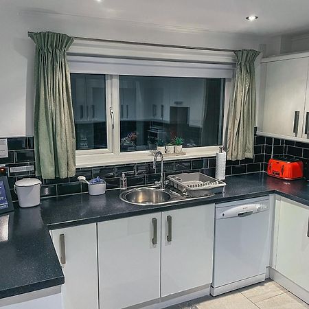 Staybynumbers - Spacious Three Bed House Royal Hillsborough Exterior photo