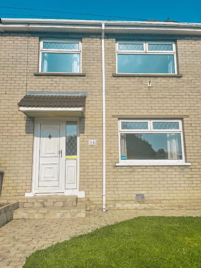 Staybynumbers - Spacious Three Bed House Royal Hillsborough Exterior photo