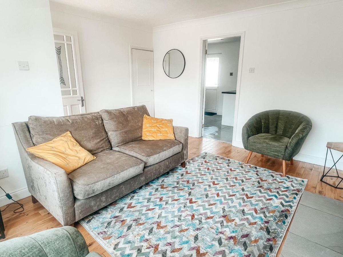 Staybynumbers - Spacious Three Bed House Royal Hillsborough Exterior photo