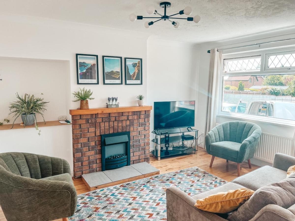 Staybynumbers - Spacious Three Bed House Royal Hillsborough Exterior photo
