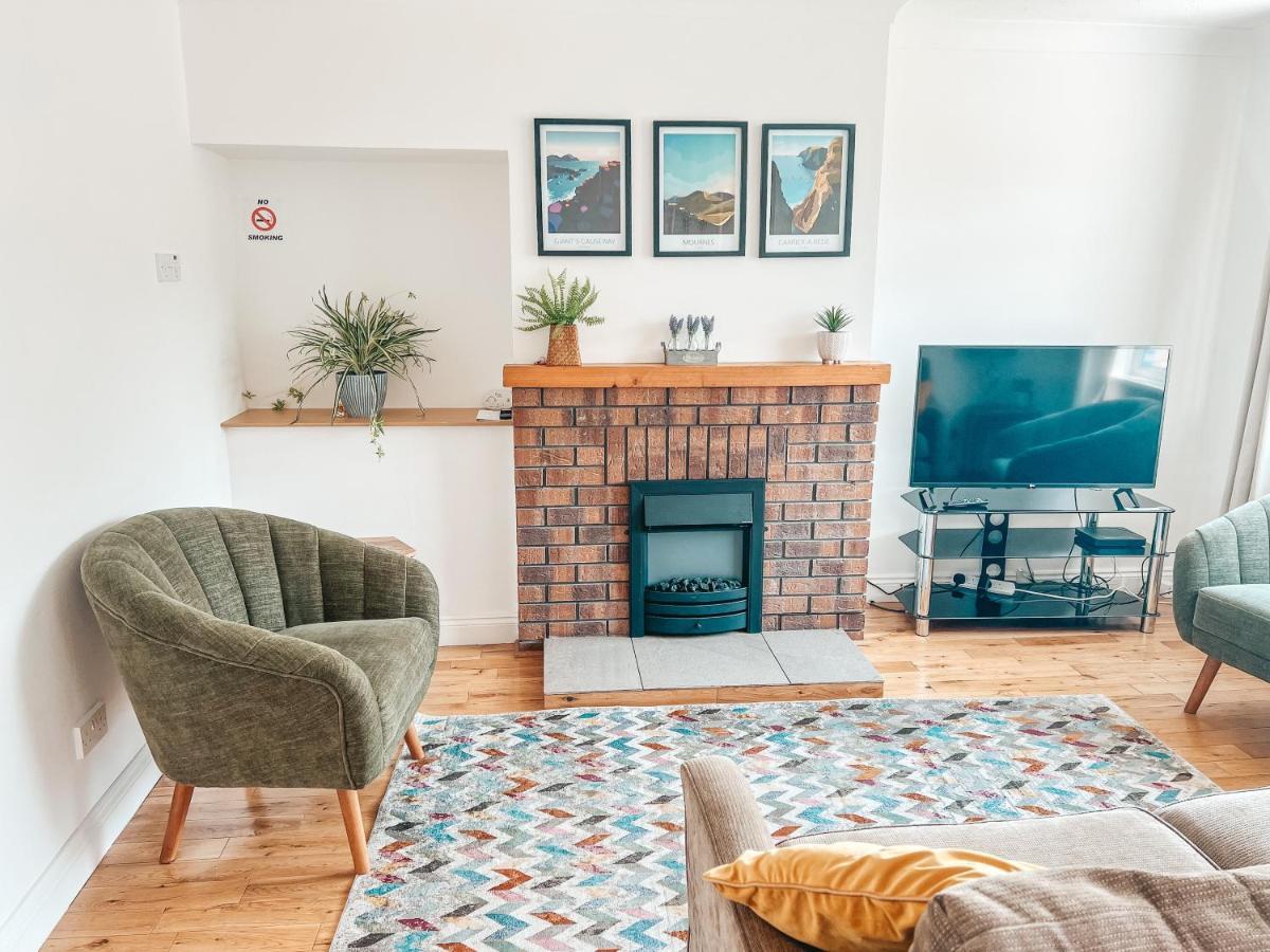 Staybynumbers - Spacious Three Bed House Royal Hillsborough Exterior photo