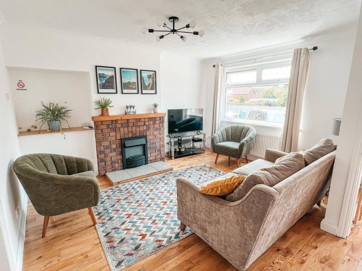 Staybynumbers - Spacious Three Bed House Royal Hillsborough Exterior photo