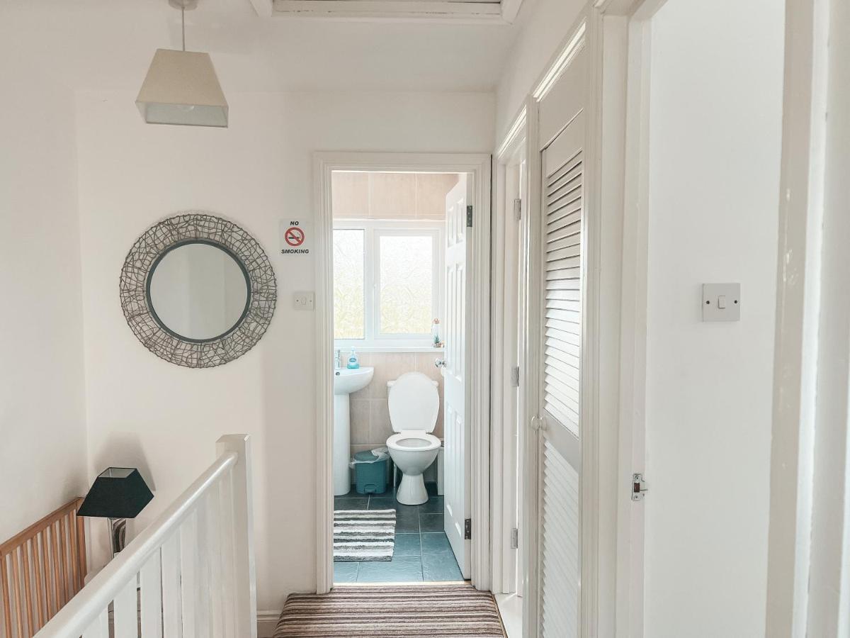 Staybynumbers - Spacious Three Bed House Royal Hillsborough Exterior photo