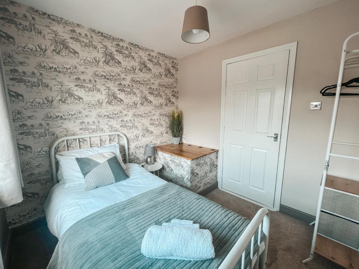 Staybynumbers - Spacious Three Bed House Royal Hillsborough Exterior photo
