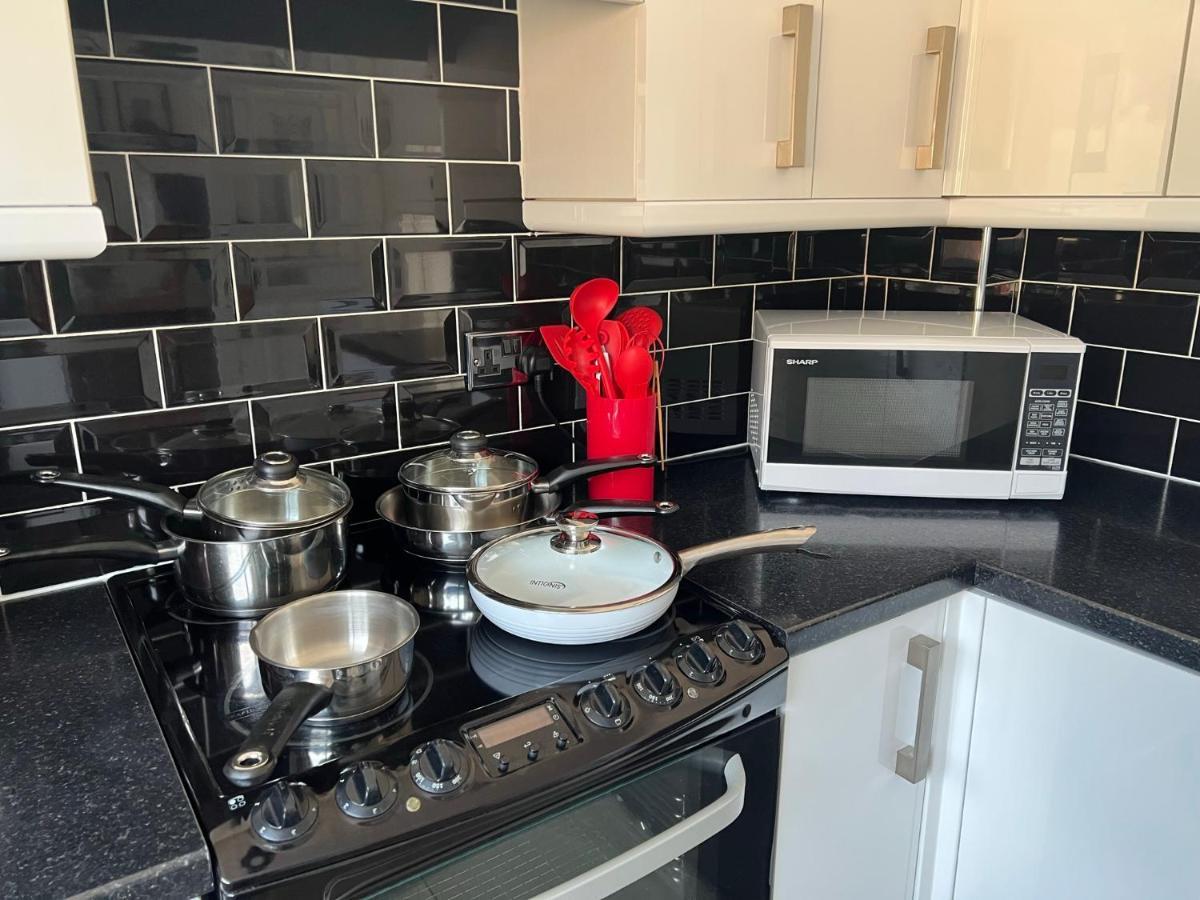 Staybynumbers - Spacious Three Bed House Royal Hillsborough Exterior photo