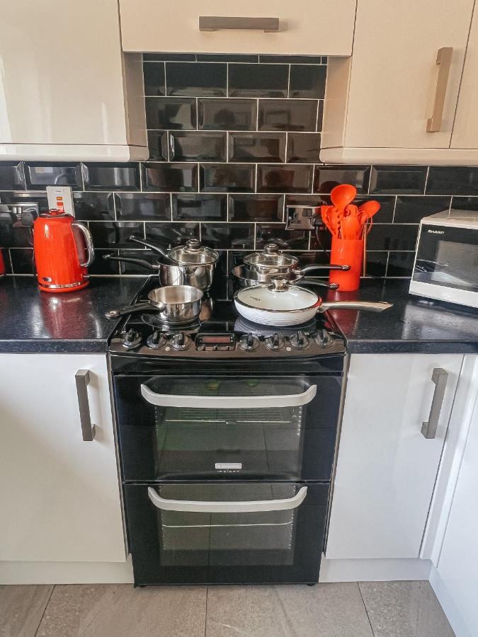 Staybynumbers - Spacious Three Bed House Royal Hillsborough Exterior photo