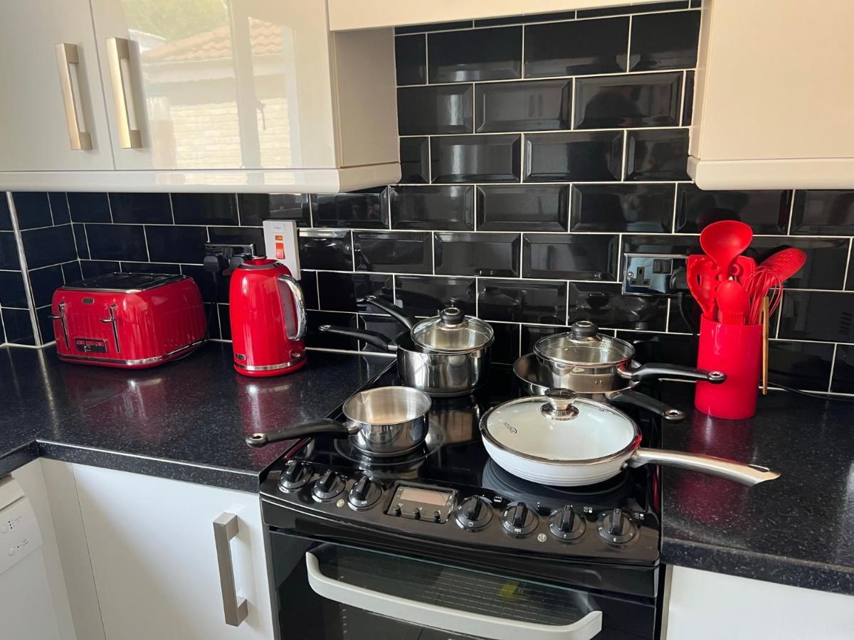 Staybynumbers - Spacious Three Bed House Royal Hillsborough Exterior photo