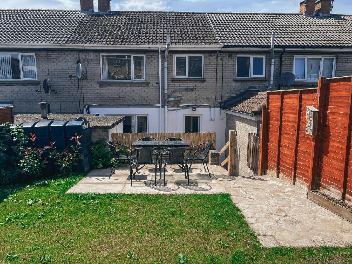 Staybynumbers - Spacious Three Bed House Royal Hillsborough Exterior photo
