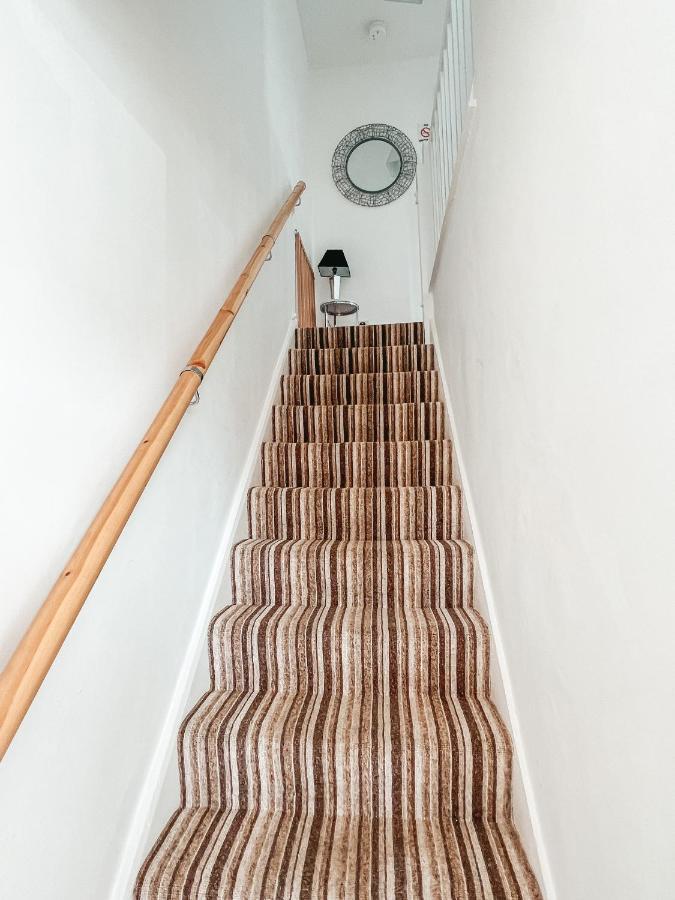 Staybynumbers - Spacious Three Bed House Royal Hillsborough Exterior photo