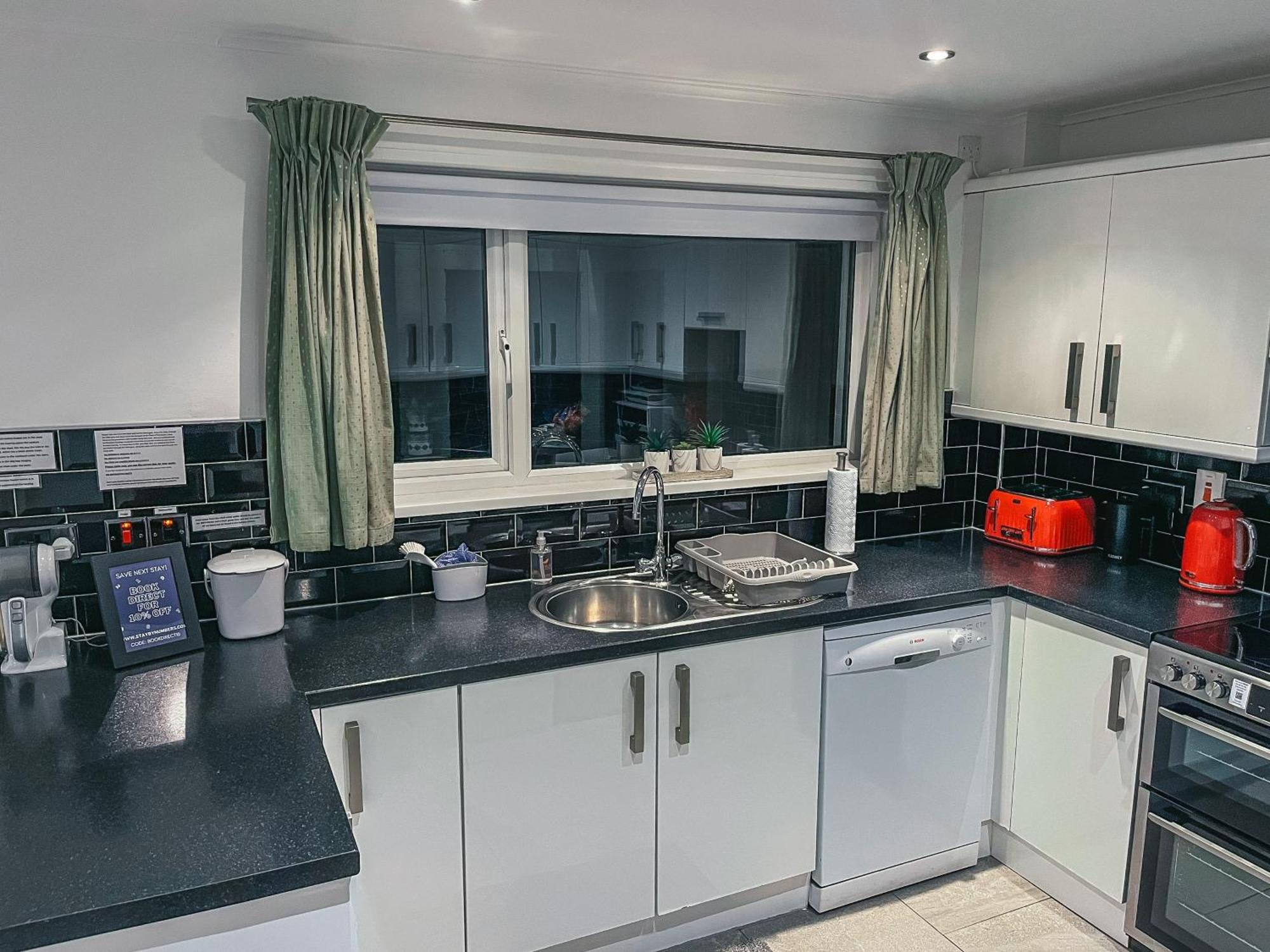 Staybynumbers - Spacious Three Bed House Royal Hillsborough Exterior photo